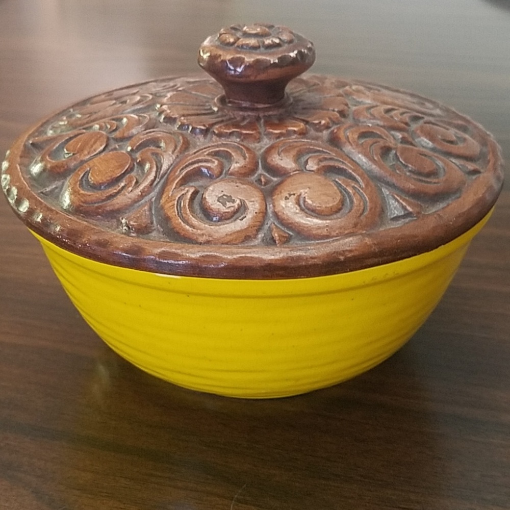 Cal Style 2347 Vintage ceramic yellow bow with lid
